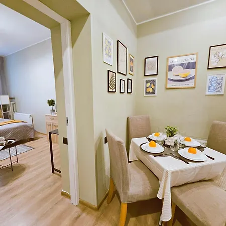 Centrally Located Two Bedroom Apartment, Five Min Walk To Old Town, Train & Bus Stations アパート *