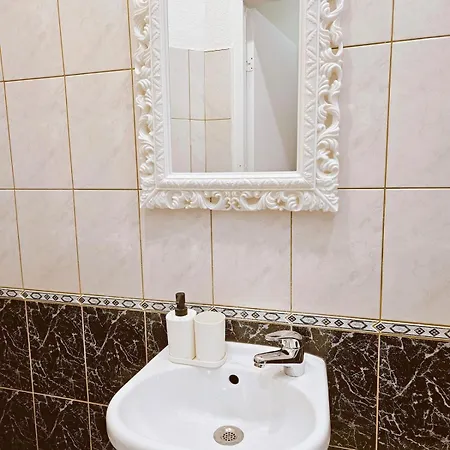 Centrally Located Two Bedroom Apartment, Five Min Walk To Old Town, Train & Bus Stations * リガ