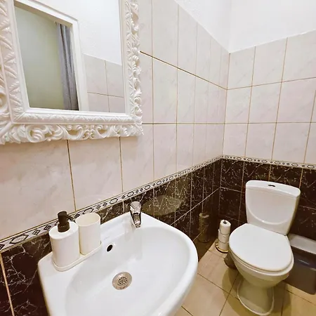 Centrally Located Two Bedroom Apartment, Five Min Walk To Old Town, Train & Bus Stations *