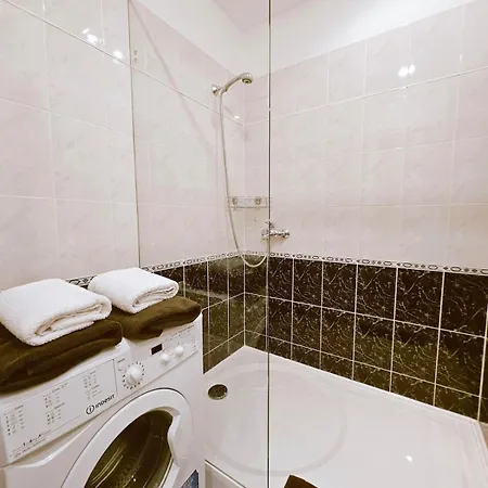 Centrally Located 2 Bedroom Apartment, 5 Min Walk To Old Town, Train & Bus Stations * Рига