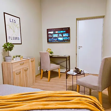 Apartment Centrally Located 2 Bedroom Apartment, 5 Min Walk To Old Town, Train & Bus Stations