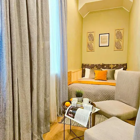 Centrally Located Two Bedroom Apartment, Five Min Walk To Old Town, Train & Bus Stations Apartment