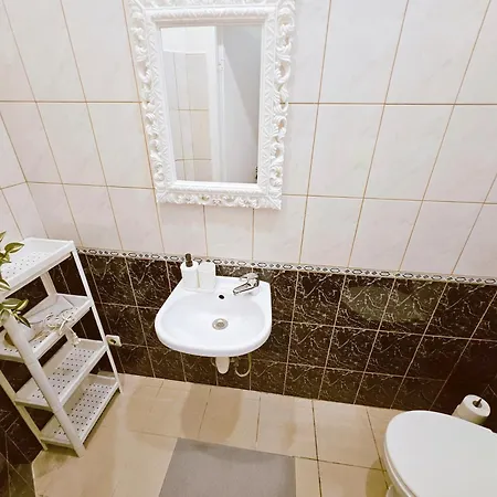 Centrally Located 2 Bedroom Apartment, 5 Min Walk To Old Town, Train & Bus Stations Апартаменти Рига