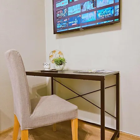 Centrally Located Two Bedroom Apartment, Five Min Walk To Old Town, Train & Bus Stations *