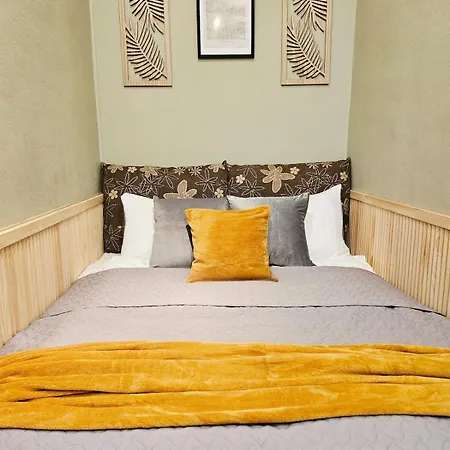 Centrally Located Two Bedroom Apartment, Five Min Walk To Old Town, Train & Bus Stations