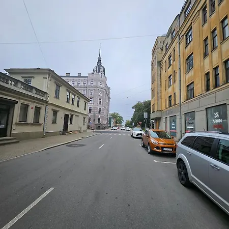 Apartamento Centrally Located Two Bedroom Apartment, Five Min Walk To Old Town, Train & Bus Stations Riga