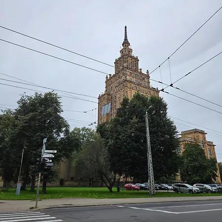 Апартаменти Centrally Located 2 Bedroom Apartment, 5 Min Walk To Old Town, Train & Bus Stations