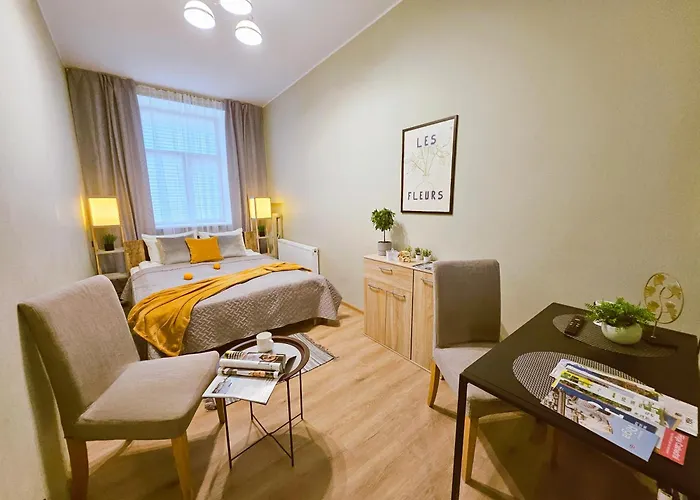 Centrally Located 2 Bedroom Apartment, 5 Min Walk To Old Town, Train & Bus Stations