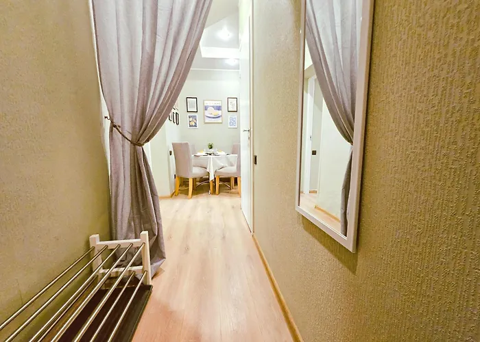 Centrally Located Two Bedroom Apartment, Five Min Walk To Old Town, Train & Bus Stations *