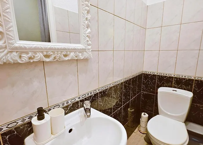 Centrally Located Two Bedroom Apartment, Five Min Walk To Old Town, Train & Bus Stations *