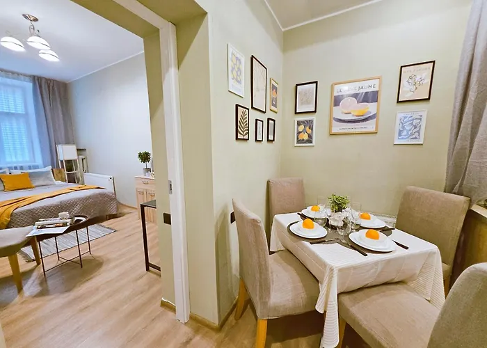 Centrally Located Two Bedroom Apartment, Five Min Walk To Old Town, Train & Bus Stations Apartment *