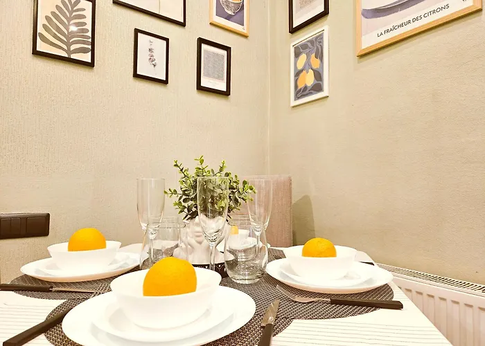 Centrally Located 2 Bedroom Apartment, 5 Min Walk To Old Town, Train & Bus Stations