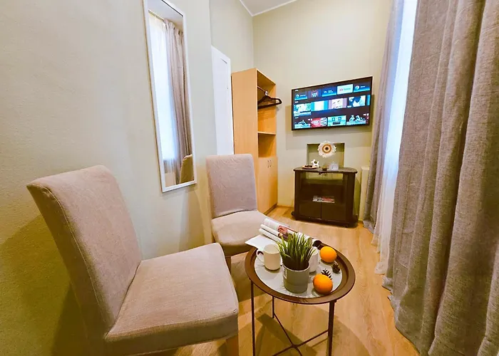 Centrally Located Two Bedroom Apartment, Five Min Walk To Old Town, Train & Bus Stations Apartment *