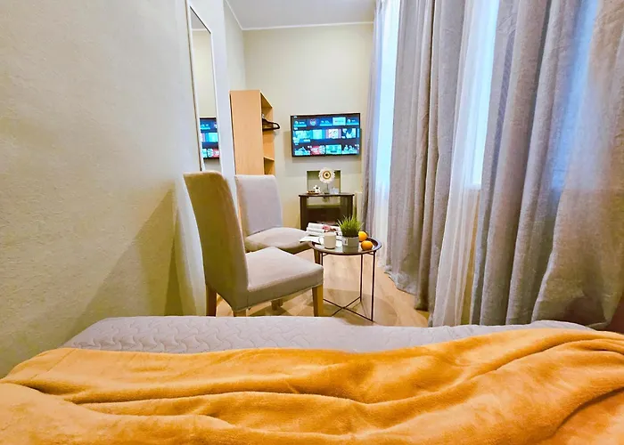 Centrally Located 2 Bedroom Apartment, 5 Min Walk To Old Town, Train & Bus Stations