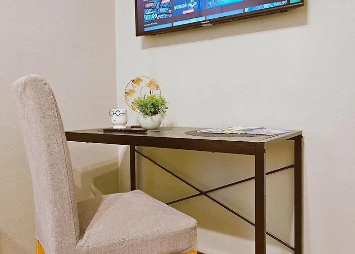 Centrally Located 2 Bedroom Apartment, 5 Min Walk To Old Town, Train & Bus Stations *