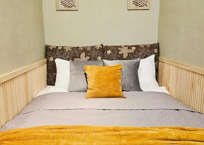 Centrally Located 2 Bedroom Apartment, 5 Min Walk To Old Town, Train & Bus Stations