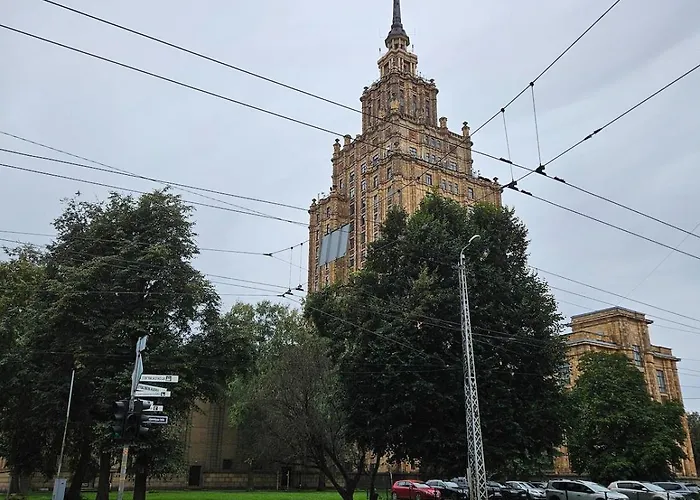 Apartment Centrally Located 2 Bedroom Apartment, 5 Min Walk To Old Town, Train & Bus Stations