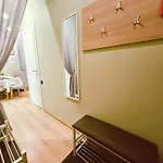 Apartamento Centrally Located Two Bedroom Apartment, Five Min Walk To Old Town, Train & Bus Stations
