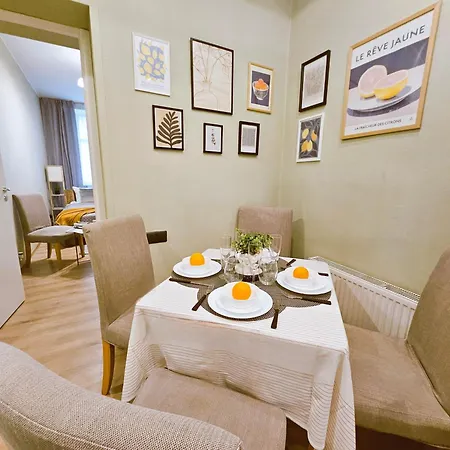 Apartamento Centrally Located Two Bedroom Apartment, Five Min Walk To Old Town, Train & Bus Stations
