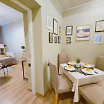 Centrally Located Two Bedroom Apartment, Five Min Walk To Old Town, Train & Bus Stations Appartement *