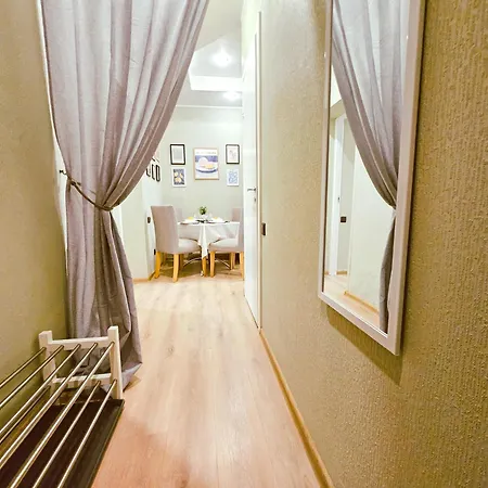 Centrally Located 2 Bedroom Apartment, 5 Min Walk To Old Town, Train & Bus Stations *